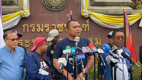 คปท. บุกกรมราชทัณฑ์ ยื่นหนังสือคัดค้าน นำ "ทักษิณ" เข้ากระบวนการพักโทษ