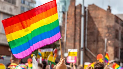 LGBTQ คืออะไร เปิดความหมายเข้าใจง่าย พร้อมที่มาสัญลักษณ์ธงสีรุ้ง