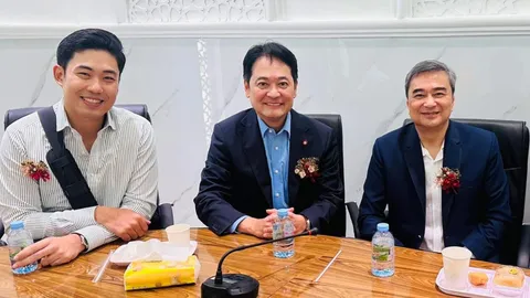 “อนุชา” โพสต์ภาพ อภิสิทธิ์-อดีตสส.-ผู้สมัคร เขตวัฒนา ปชป. บอกกลับมาเจอกัน