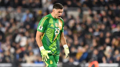 "เอเมรี่" ซูฮก “มาร์ติเนซ” ยังเป็นผู้รักษาประตูดีสุดในโลก แม้ชวดซบ แมนยูฯ