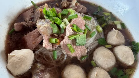 ปักหมุดร้านเด็ดบัวใหญ่ โคราช ก๋วยเตี๋ยวโฮมเมด 45 ปี ทีเด็ดอยู่ที่ลูกชิ้นปั้นสดใหม่ทุกวัน