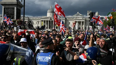 ผู้ประท้วงนับแสนคนรวมตัวกลางกรุงลอนดอน ชุมนุมหนุน-ต้านผู้อพยพ