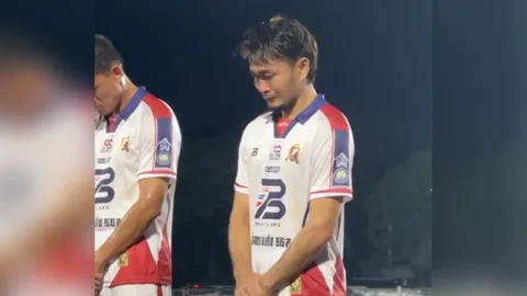 แฟนๆ ส่งกำลังใจ “นักเตะไทย” ร้องไห้ คุณแม่เสียชีวิต ก่อนลงสนามพาทีมชนะ (คลิป)