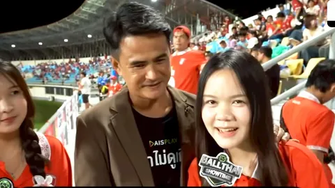 “กบ สุเชาว์” โดนภรรยาตรวจจับ หลังสัมภาษณ์แฟนบอลสาว “พลังกาญจน์” แบบเป็นกันเองสุดๆ (คลิป)