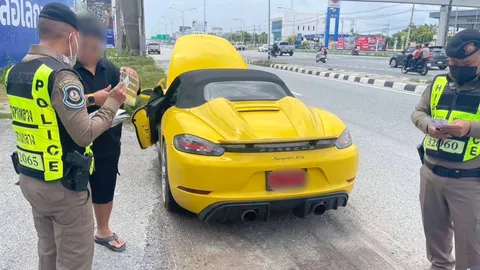 จับหนุ่มขับรถหรู ใส่ป้ายแดงปลอม ซื้อมาในเฟซบุ๊ก 3-5 พัน ไว้ใช้ในชีวิตประจำวัน