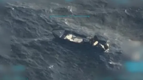 สหรัฐฯ ทำลายเรือเวเนซุเอลาในน่านน้ำสากล ดับ 3 ศพ อ้างกำลังขนยาเสพติด