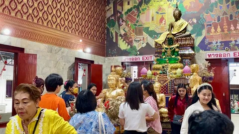 ประชาชนเข้ากราบไหว้ขอพร "หลวงพ่อปากแดง" คนตาดีไม่พลาด "เลขเด็ด" อ่างน้ำมนต์