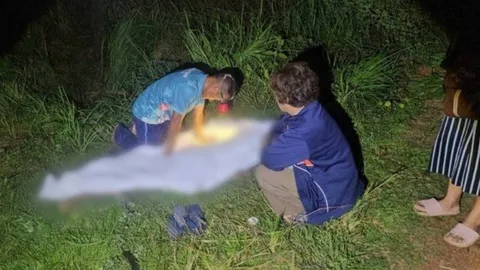 บีบหัวใจ ตาวัย 63 ทำงานกู้ชีพ เข่าทรุดหลังพบศพ "หลานชาย" รถแหกโค้งเสียชีวิต