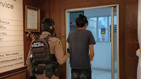 ดักรอตอกบัตร หนุ่มโรงงานจ้วงแทงคอดับ "เพื่อนร่วมงาน" เขม่นกันประจำ