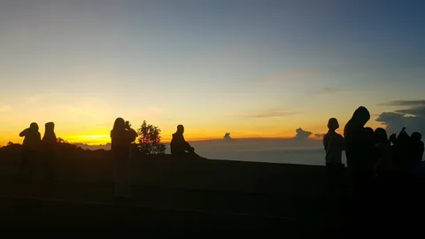 นักท่องเที่ยวเตรียมฟิน "ดอยอินทนนท์" อากาศเริ่มเย็น อุณหภูมิเหลือ 10 องศาฯ