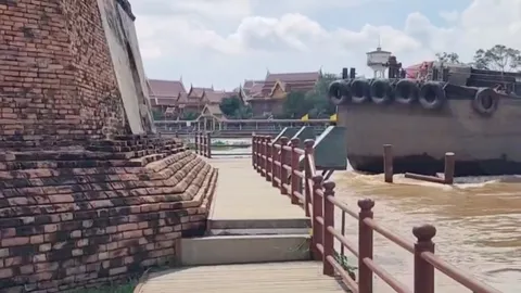 ชาวบ้านลุ้นหนัก เรือโป๊ะพุ่งเข้าใส่ "ป้อมเพชร" โบราณสถานกรุงเก่าหวิดแหลก