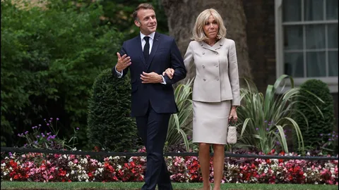 "มาครง" เตรียมยื่นหลักฐานทางวิทยาศาสตร์ พิสูจน์ "สุภาพสตรีหมายเลขหนึ่ง" คือผู้หญิง