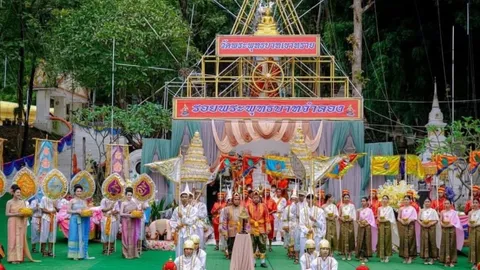 ชวนเที่ยว ประเพณีตักบาตรเทโวโรหณะ วัดพระพุทธบาทเขาทราย 7-9 ตุลาคม 2568