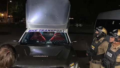 กระบะตู้ทึบ ถูกเก๋งไล่ยิงกลางถนน คาดฉุนขับแช่ ปาดกันไปมา