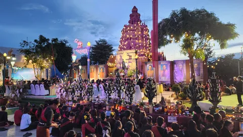 ประชาชนคับคั่ง ร่วมเปิดงาน "แซนโฎนตา บูชาหลักเมือง" จ.ศรีสะเกษ ส่องธูปเลขเด็ดขอโชค