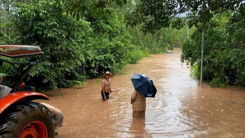 เจ้าพระยาเร่งระบาย น้ำกัดเซาะถนนทรุด พายุ "มิแทก" ทำอ่วม "เลย" ท่วมจมบาดาล