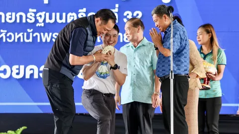 “ภราดร” คุกเข่ามอบมาลัย “อนุทิน”- นายกฯ ชมเก่งทุกเรื่อง ยกเว้นหาเมีย ยัน 4 เดือนจบ ยุบสภา