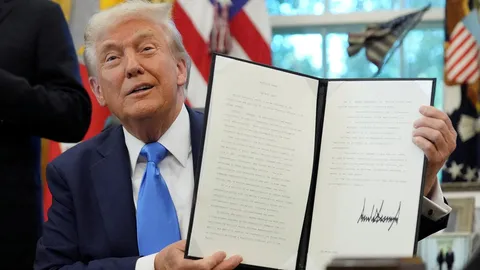 ทรัมป์สั่งขึ้นค่าธรรมเนียมวีซ่าแรงงานทักษะ “H-1B” เป็น 100,000 ดอลลาร์ต่อปี