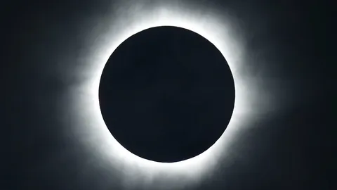 ราหูอมอาทิตย์ ความเชื่อโบราณ เป็นพลังลบ ลางร้ายส่งถึงผู้คน