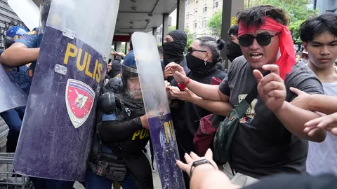 ฟิลิปปินส์ประท้วงเดือด ปะทะตำรวจใกล้ทำเนียบ ปธน. บาดเจ็บ-โดนจับอื้อ