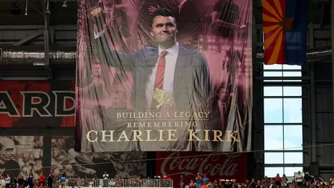 ชาวสหรัฐฯ นับหมื่น แห่ร่วมพิธีรำลึก “ชาร์ลี เคิร์ก” โดนัลด์ ทรัมป์มาด้วย