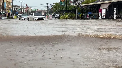 ขอนแก่นอ่วม ฝนตกหนักติดต่อกันหลายชั่วโมง น้ำท่วมขังรอระบาย