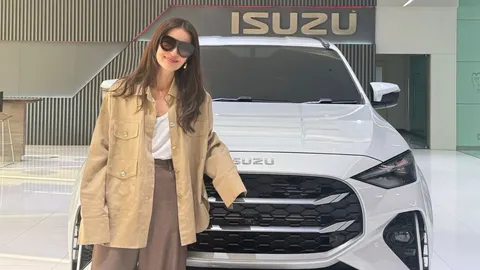 แอน ทองประสม ถอยรถป้ายแดงเป็นของขวัญครอบครัว ส่องเลขทะเบียนสวยมาก