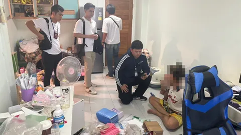 สืบนครบาล จับหัวจ่ายย่านลาดพร้าว ซุกยาอี-ยาไอซ์ ในเป้ากางเกง-รองเท้า พบลูกค้าเพียบ