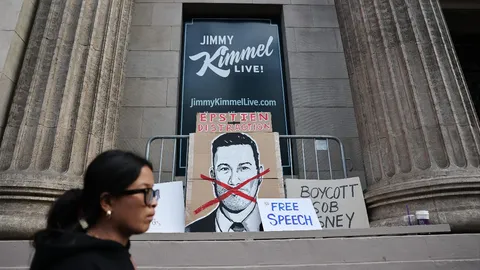 จิมมี คิมเมล คืนจอหลังถูกพักงาน ปมล้อเลียนการตาย "ชาร์ลี เคิร์ก"