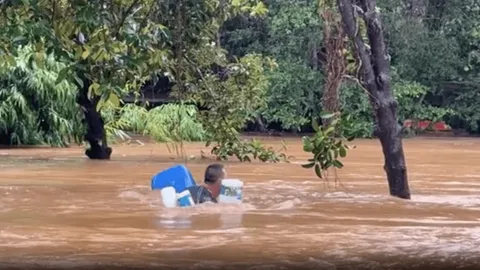 นาทีชีวิต! นักข่าวไทยรัฐทิ้งกล้อง ลอยคอช่วยคนถูกกระแสน้ำพัด ติดไปกับรถเก๋งสำเร็จ