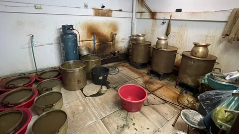 บุกจับโรงงานน้ำท่อม กลางเมืองเชียงใหม่ เปิดขาย 24 ชม. ลูกค้าคนไทย-ต่างด้าวติดงอมแงม