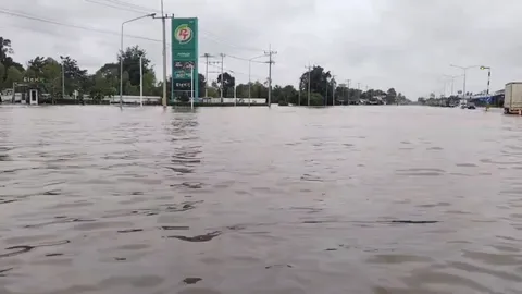 ฤทธิ์พายุรากาซา ฝนตกหนักในพื้นที่สุรินทร์ น้ำทะลักท่วมถนน-ไร่นา