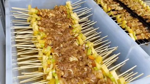 บาร์บีคิว 5 บาท สูตรคุณแม่ 20 ปี หน้าเซเว่นตลาดประจันตคาม ขายวันละ 550 ไม้ หมดใน 3 ชั่วโมง