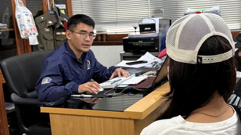 นักศึกษาสาวโร่จับรุ่นพี่ ซ้อมรับน้องโหด บังคับให้กินเหล้าขาว รุมเตะต่อยจนฟกช้ำ