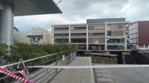 ถนนทรุดตัวเพิ่ม หน้า รพ.วชิรพยาบาล จนท.โรยตัวสำรวจ รีบหนีเพื่อความปลอดภัย