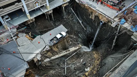 ถนนทรุด ปริศนาหลุมกว้าง คาดดินหายไปกว่าพันคิว โอกาสเกิดได้ทั่ว กทม.