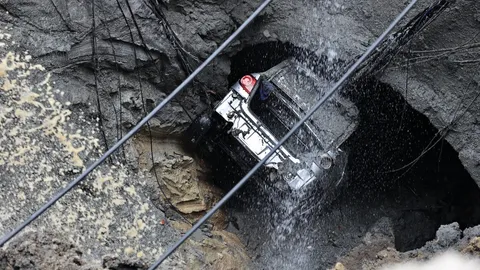 "ร.ต.อ." เจ้าของรถติดในอุโมงค์ ถนนทรุด บอกจอดหน้า สน. รู้อีกทีร่วงไปแล้ว