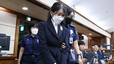 อดีตสุภาพสตรีหมายเลขหนึ่งเกาหลีใต้ ขึ้นศาลคดีคอร์รัปชัน-ปั่นหุ้น