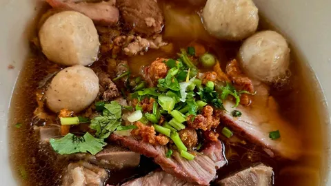 ก๋วยเตี๋ยวยายวิกเปิดมา 50 ปี ร้านรวมญาติที่ไม่ใช่ญาติ ลูกค้าคือผู้ช่วย