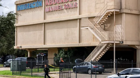 ดับแล้ว 2 ศพ ซุ่มยิง สนง.คนเข้าเมืองดัลลัส มือปืนเขียนข้อความบนกระสุน