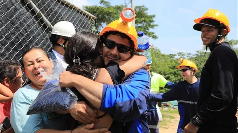 คนงานเหมืองทองรอดปาฏิหาริย์ หลังติดอยู่ในเหมืองถล่มนาน 43 ชั่วโมง