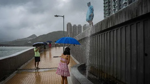 ฮ่องกงฟื้นตัว หลังซูเปอร์ไต้ฝุ่นรากาซาพัดถล่ม – ไต้หวันปรับยอดผู้เสียชีวิตเหลือ 14 ราย