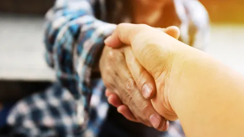 ไฟเขียวครอบครัวอุปการะดูแลคนไร้ที่พึ่ง รัฐช่วยค่าใช้จ่าย 5 พันต่อเดือน