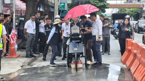 รองผู้ว่าฯ กทม. รุดตรวจสอบน้ำซึมบนถนนสามเสน ยันไม่เกี่ยวกับเหตุ "ถนนทรุดตัว"