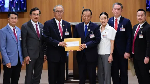 เพื่อไทยยื่นญัตติแก้รัฐธรรมนูญตั้ง สสร. 151 คน ชงทำประชามติ 2 รอบ