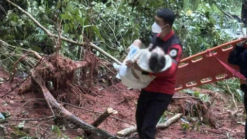 กู้ภัยเหยี่ยวแดง เข้ารับตัวหญิงชราป่วยหนัก หลังญาติพาส่ง รพ. แต่เจอดินสไลด์ปิดถนน