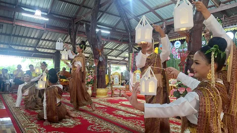 ชวนเที่ยวงานจุดประทีปโคมไฟ "หมากตูมกา" จ.กาฬสินธุ์ สืบสานประเพณีโบราณรับออกพรรษา