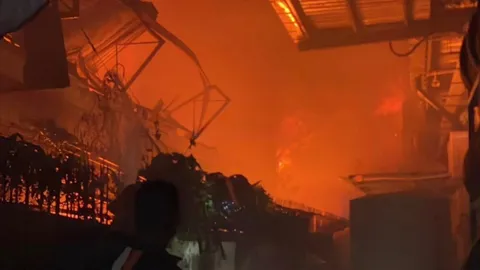 ไฟไหม้บ้านเรือนย่านแบริ่ง ขณะนี้เพลิงสงบ เจ้าหน้าที่เร่งตรวจสอบสาเหตุ