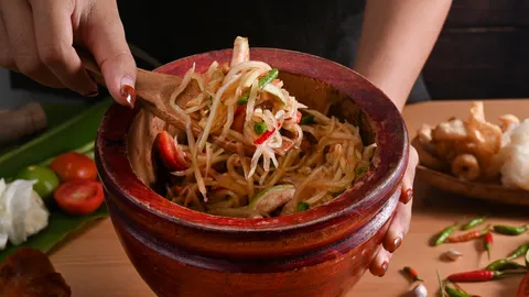 เปิดคู่มือสั่งส้มตำอย่างไรไม่ให้อ้วน เผยไต๋ส่วนผสมลับที่เพิ่มแคลอรี่และโซเดียมไม่รู้ตัว