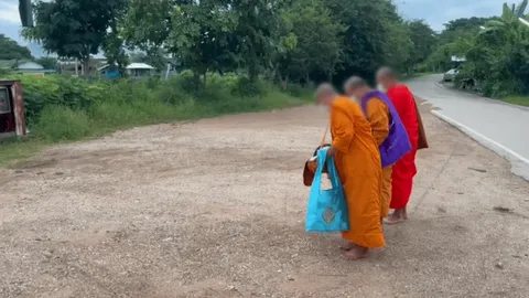 ขนลุก พระยืนบิณฑบาตให้พร "พ่อแม่ลูก" แต่เด็กวัด-ชาวบ้านกลับไม่เห็นใคร